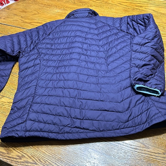 Columbia Thermal Coil style insulated jacket.  Zip front and pockets.  1X - Picture 7 of 12